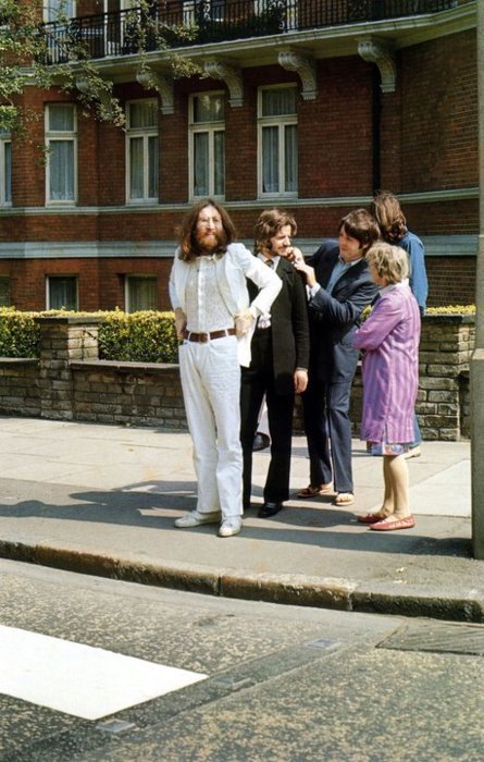 Beatles-preparing-to-cross-Abbey-Road